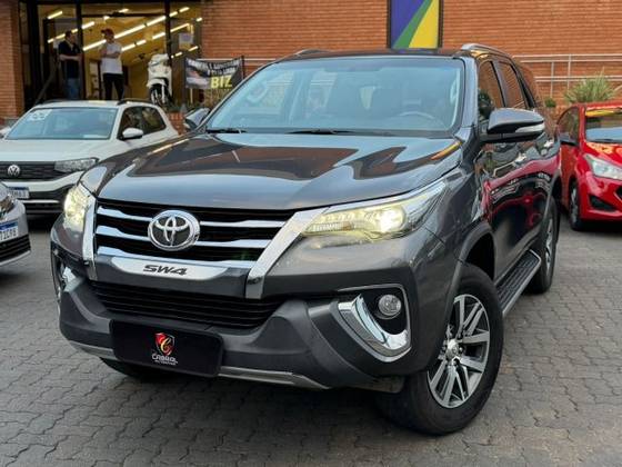 TOYOTA HILUX SW4 2.8 SRX 4X4 7 LUGARES 16V TURBO INTERCOOLER DIESEL 4P AUTOMÁTICO